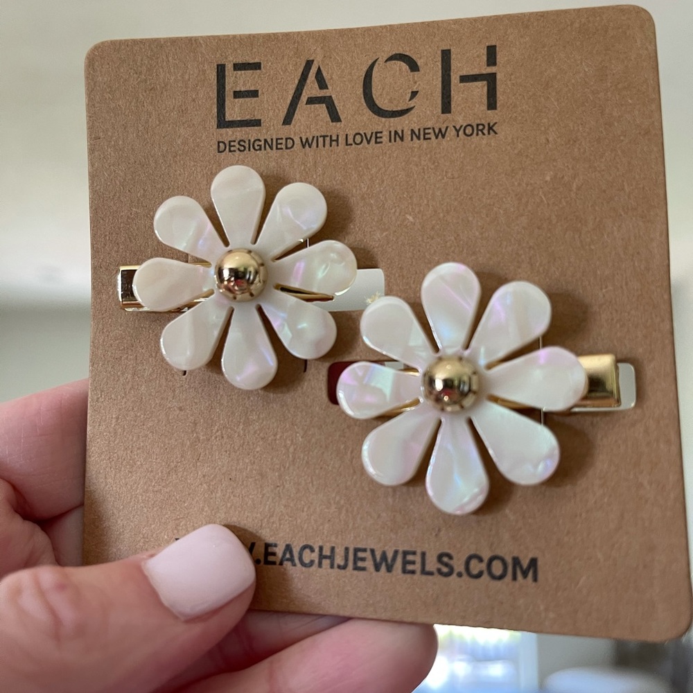 2 perfectly pearl & gold Barrettes